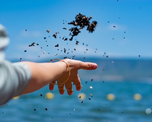 De Tijdloze Schoonheid en Betekenis van Gouden Armbanden