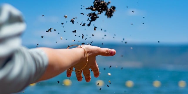 De Tijdloze Schoonheid en Betekenis van Gouden Armbanden
